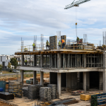 Empresa constructora ejecutando una obra nueva en Madrid
