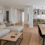 Vivienda reformada en Madrid con salón y cocina abierta